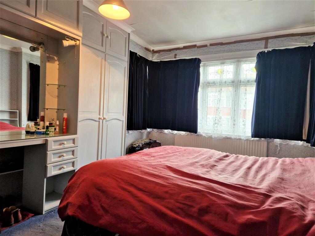 Bedroom 1.jpg