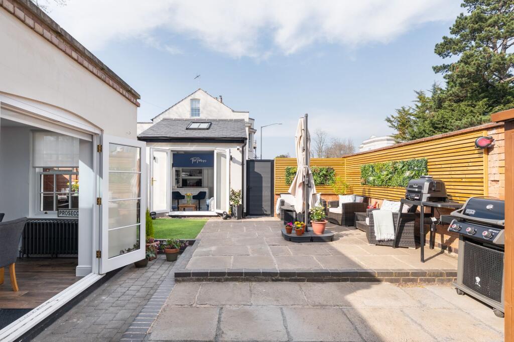 Sun terrace &amp; entertaining space