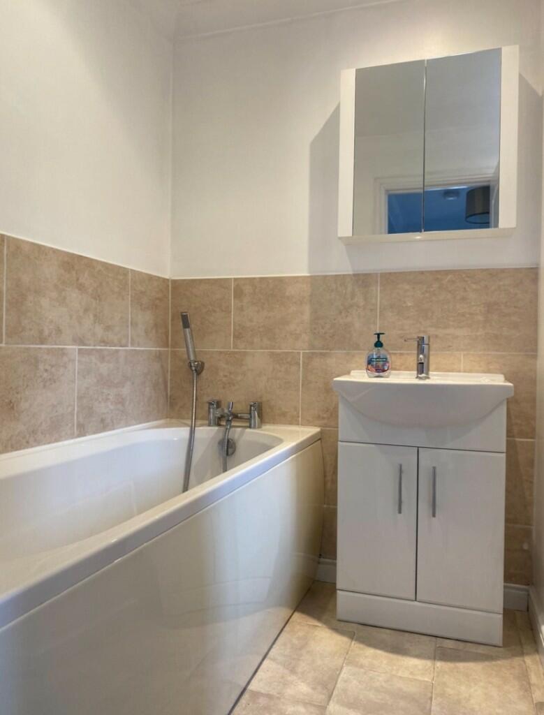 FMILY BATHROOM