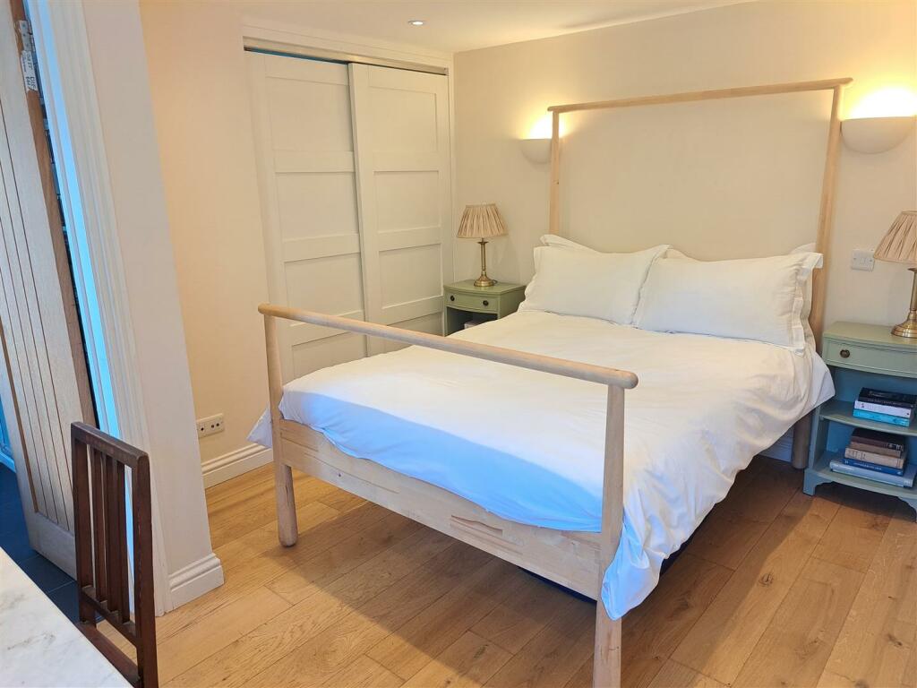bed 1.jpg