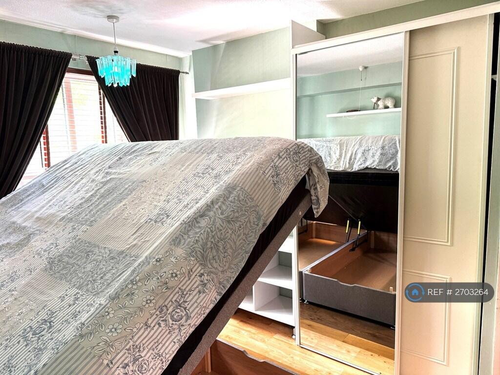 Super King-Size Bedroom