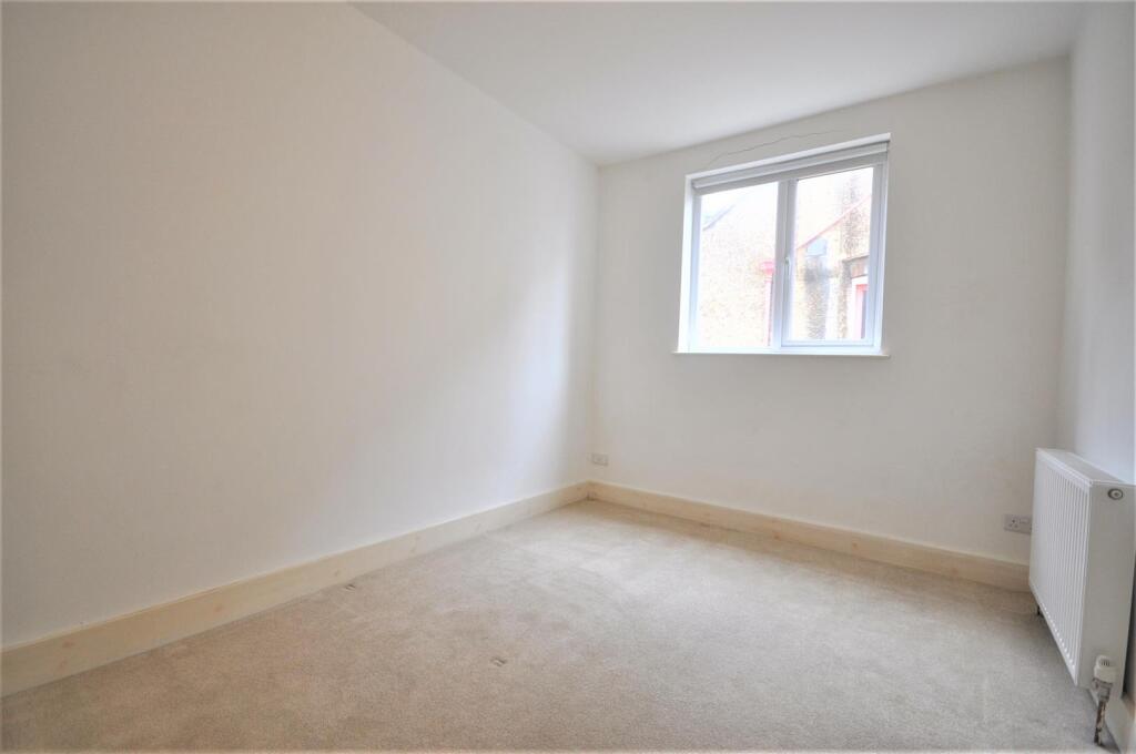 Whippendell Road 474, flat 1 bed2 01.JPG