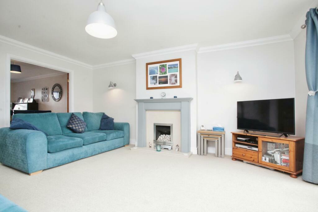 REAR LOUNGE