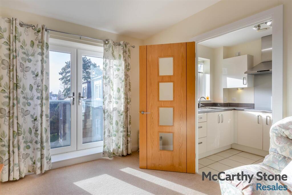 8634307-interior06.jpg