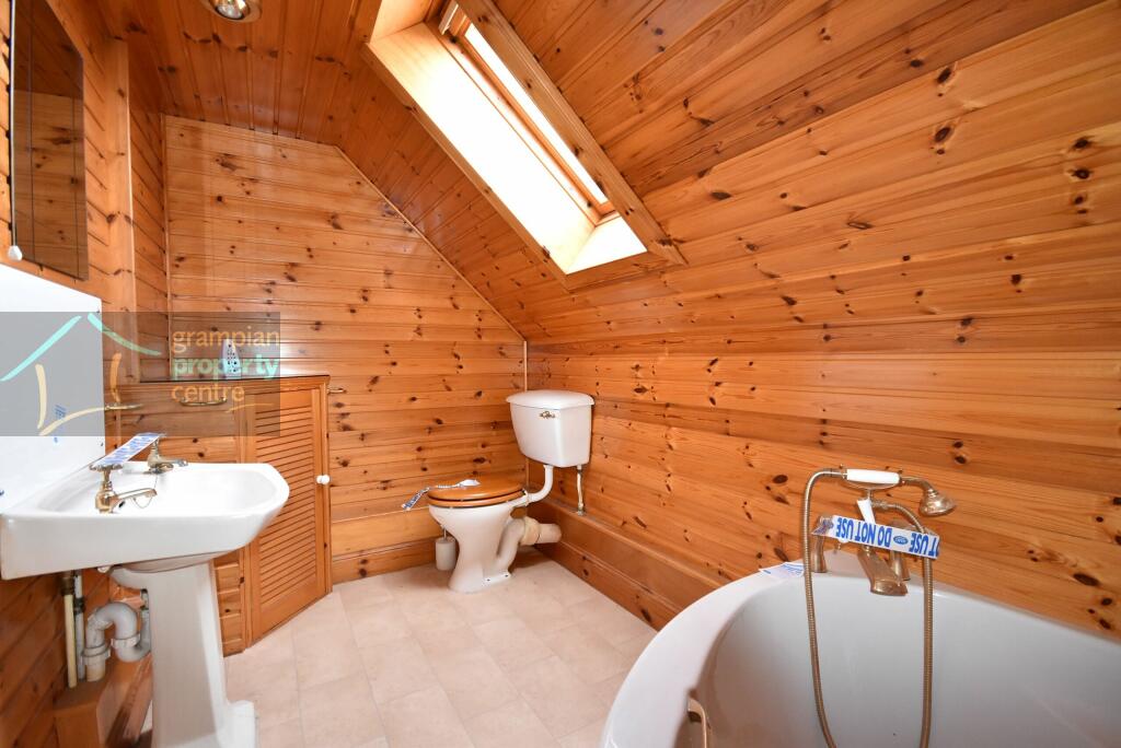 bathroom 2nd .JPG