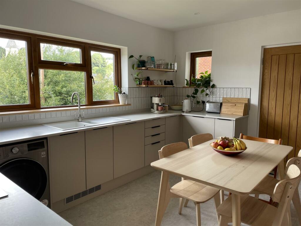 Kitchen 2.jpg