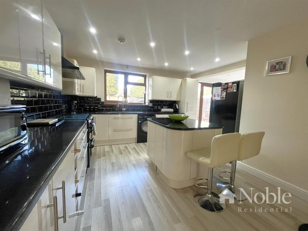 Kitchen/ Dining Room