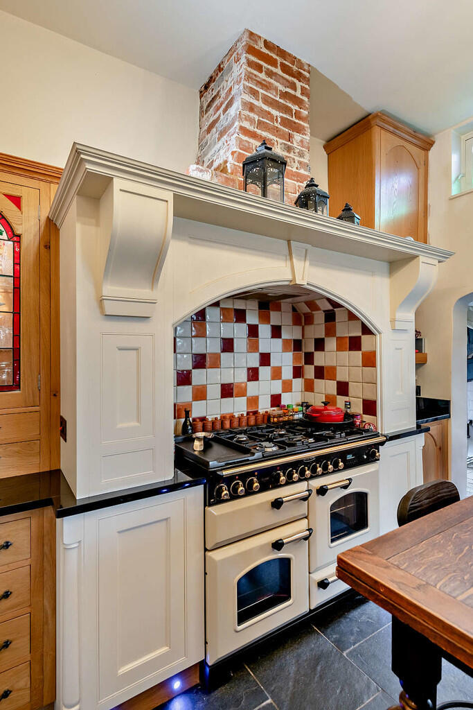 8598428-interior1...