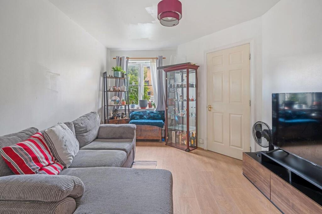 08-08dd81011 - NS - PropWorld - 2 Oaklands Court -