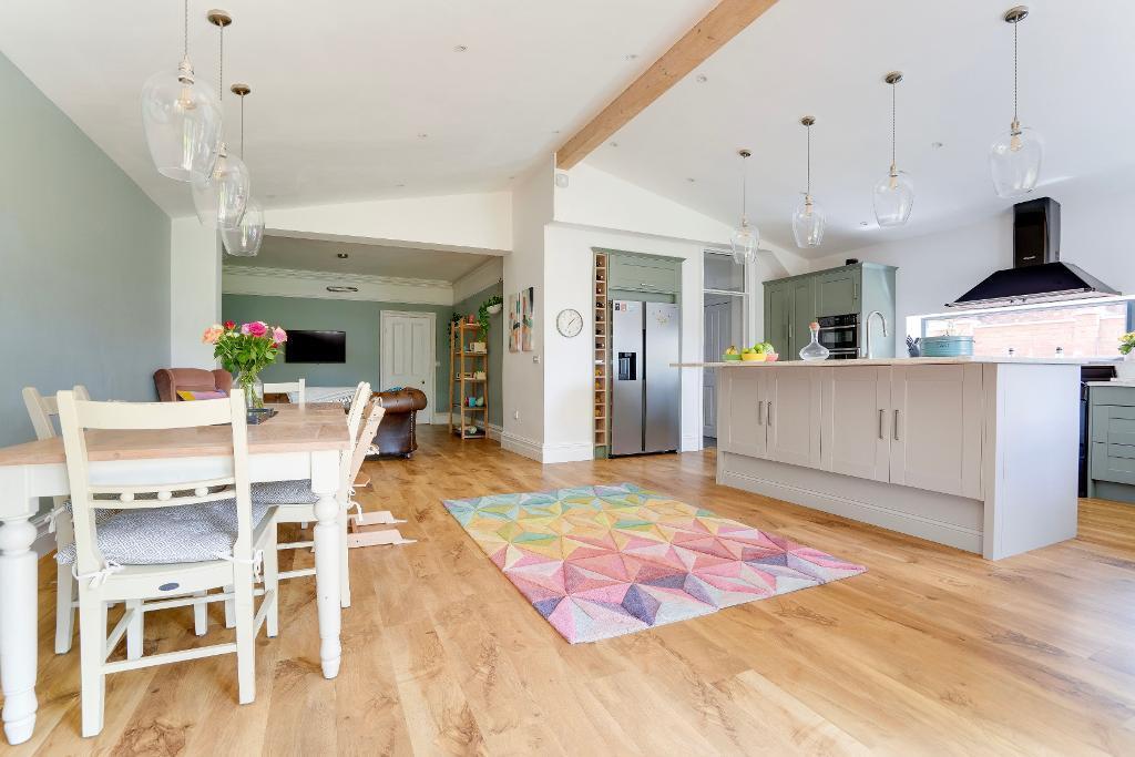 Fab kitchen, dining area &amp; family room