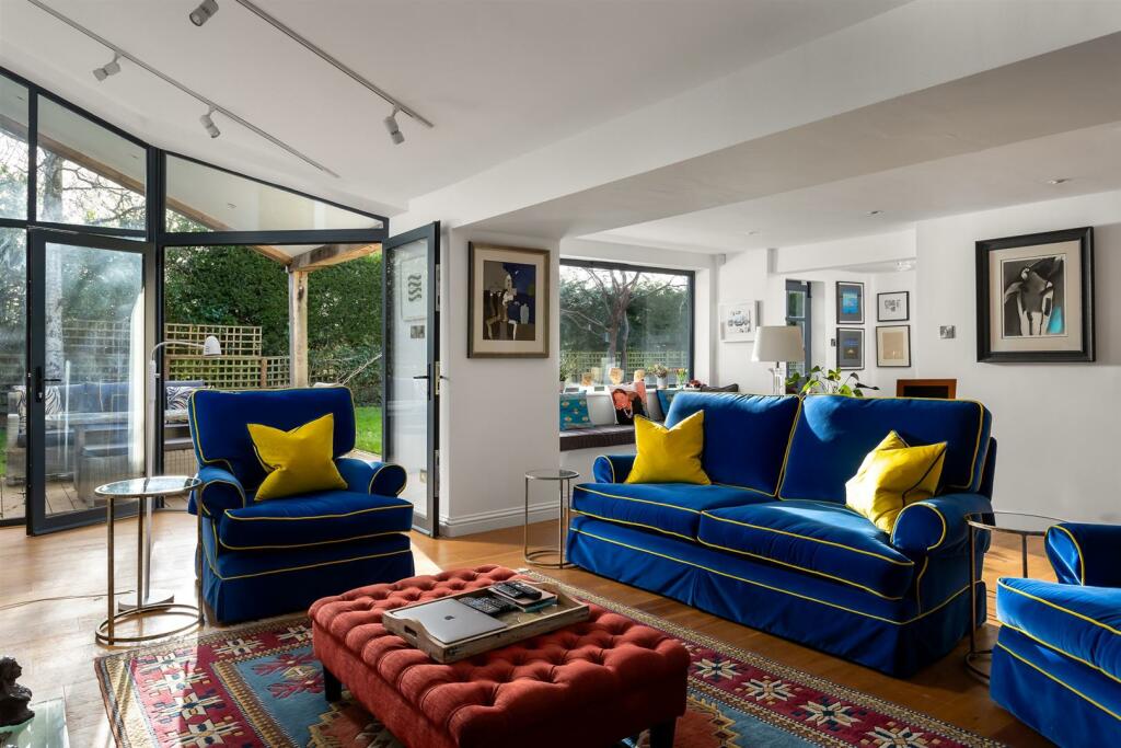 23 - Leah House - SN6 6LQ - Web.jpg