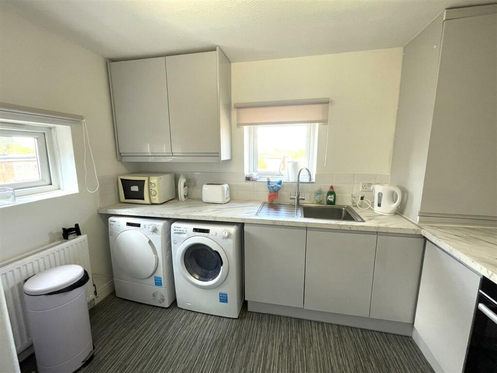 Kitchen 2.jpg