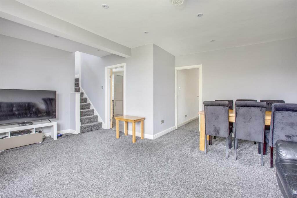 35 Dean Close, HP12 3NS-8.jpg