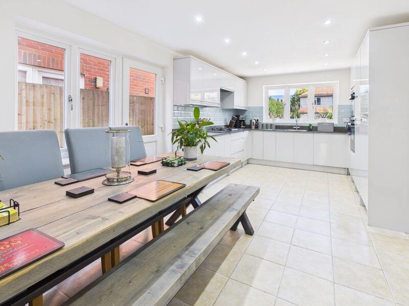 KITCHEN/BREAKFAST ROOM