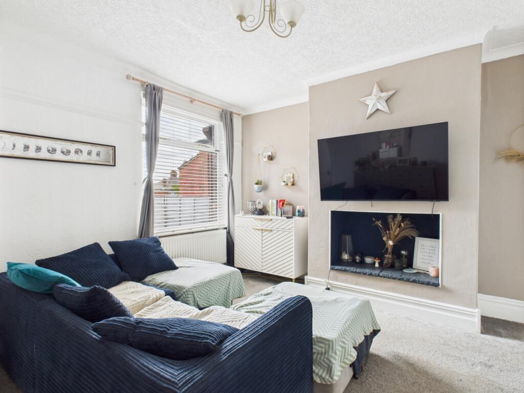 CAM03729G0-PR0120-STILL001