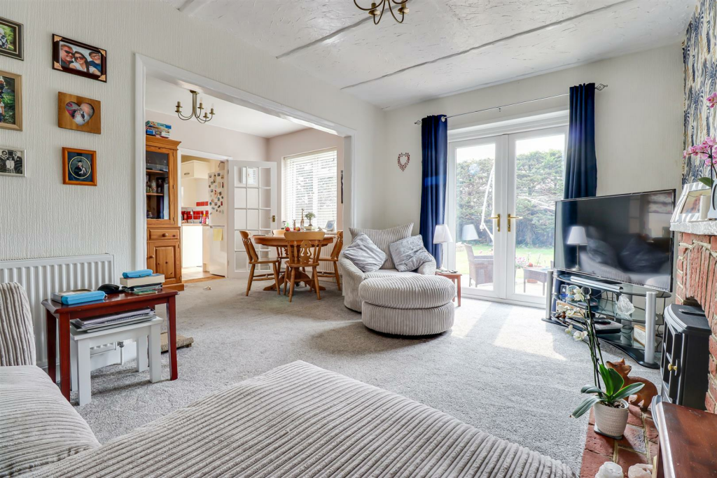 * STAR BUY * SECLUDED SOUTH BACKING GARDEN * Ash Road, Canvey Island