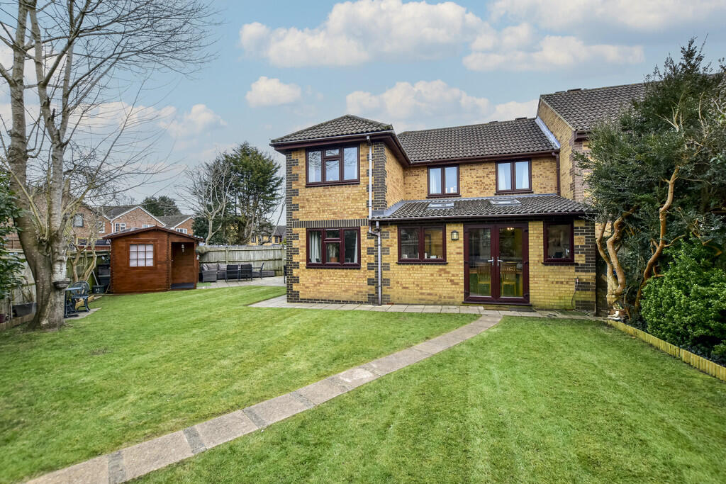 15 Alder Walk 4