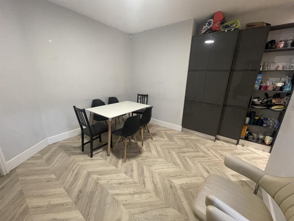 65bfr.Dining.jpg