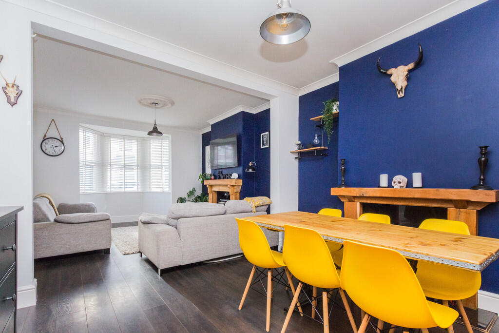 Lounge/Dining Roo...