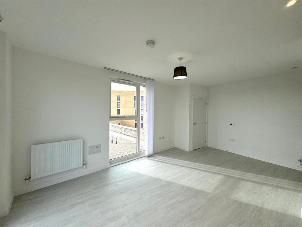 Living Room pic 7.jpg