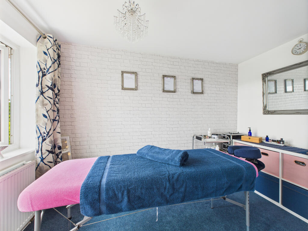 CAM02909G0-PR0425-STILL006