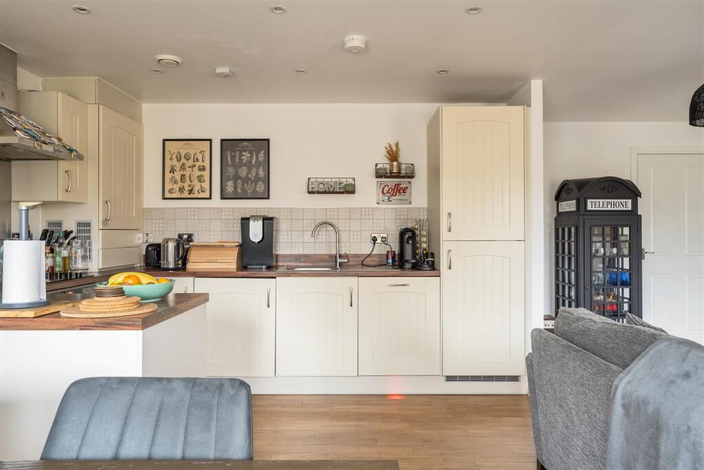Chigwell Road, E18
