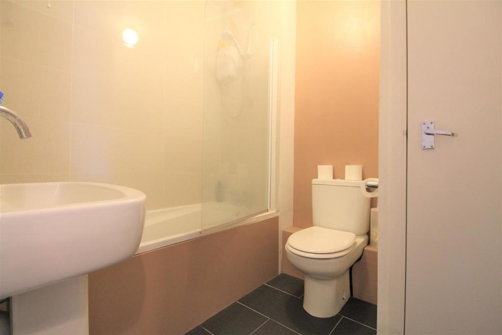 BAthroom.JPG