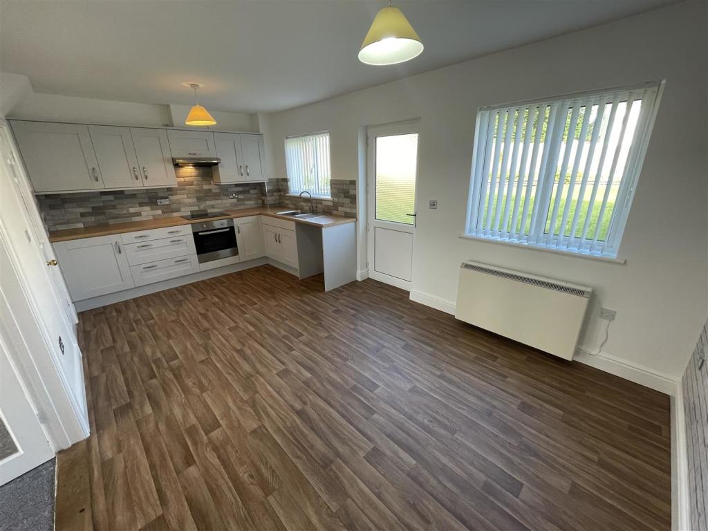 SPACIOUS KITCHEN/DINING AREA