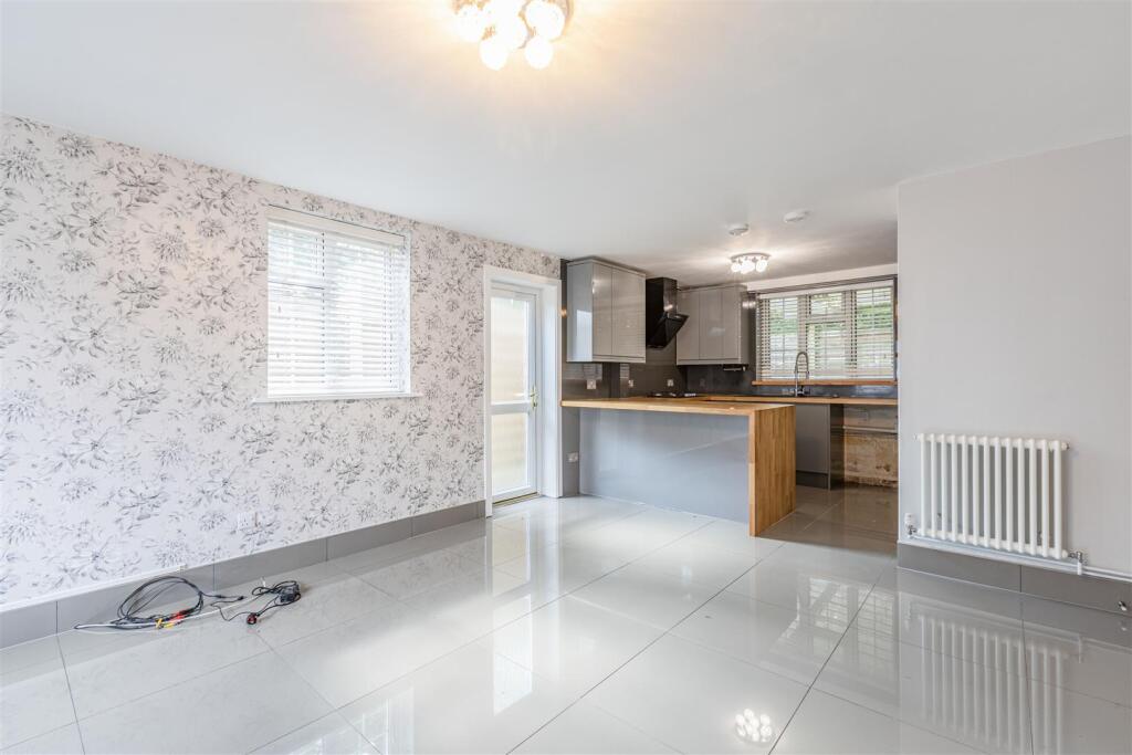 36 Birchwood, KT14 6DW - 11.jpg