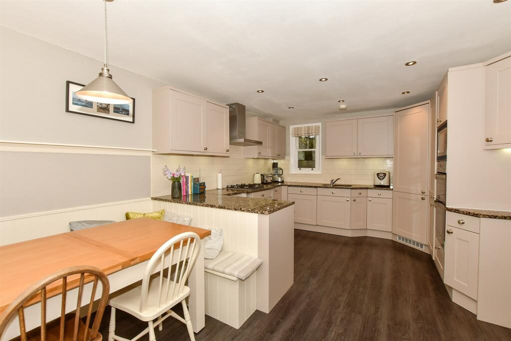 Kitchen/Breakfast Area