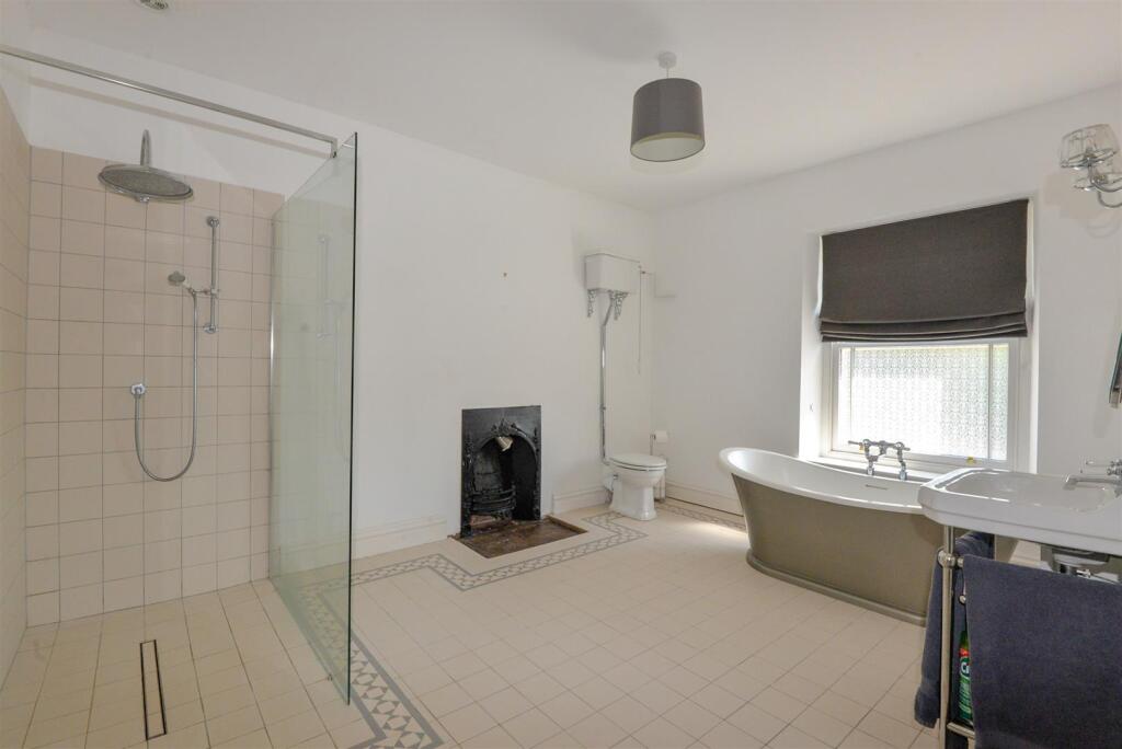 Family Bathroom 1.jpg