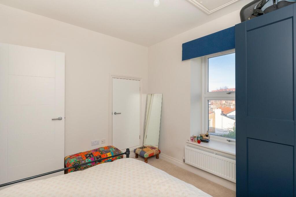 F1W3H4VP - Bedroom A.jpg