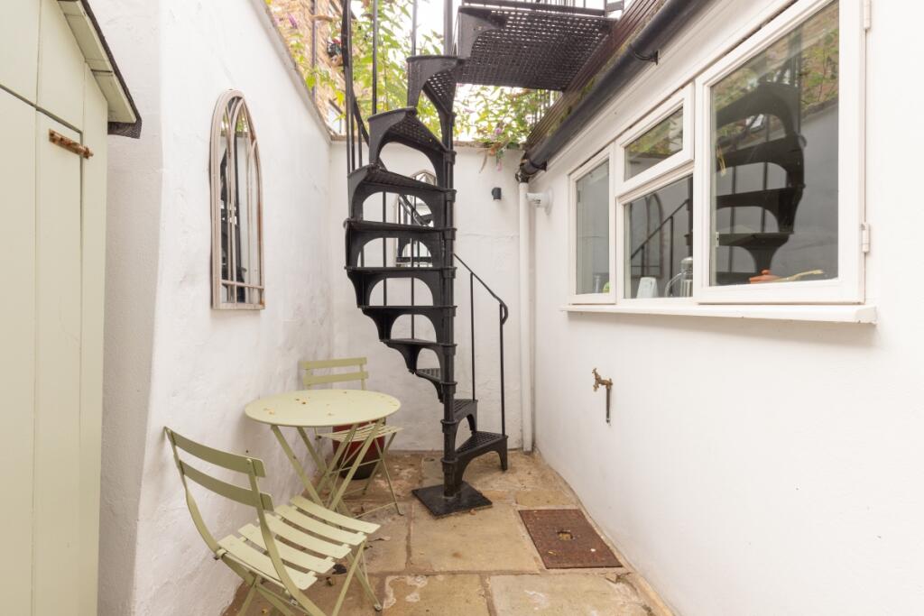 Barnsbury Street ...