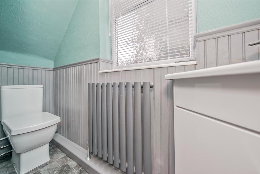 Cloakroom / WC: