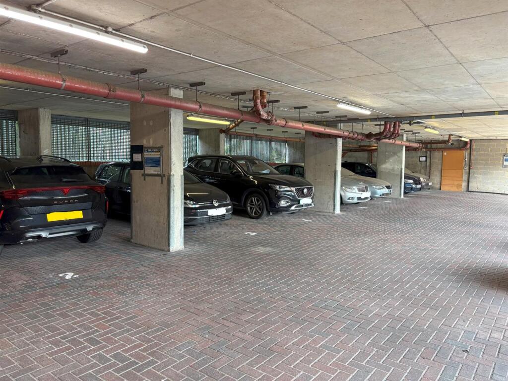 tow bed to let- Barrain London