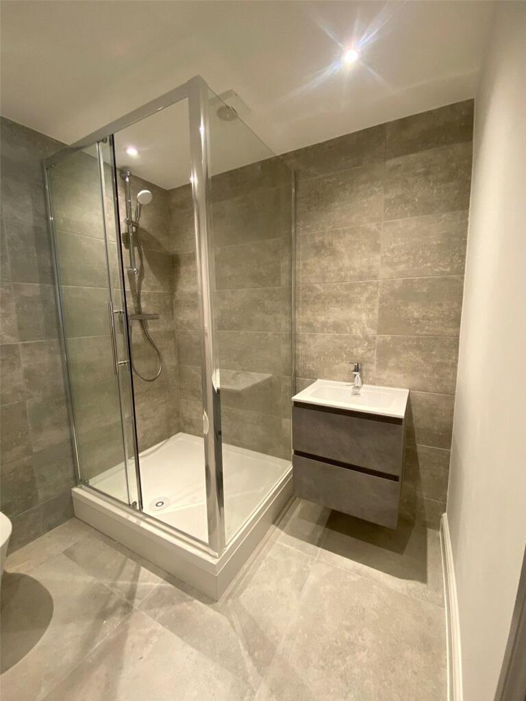 Modern and clean bathroom featuring a spacious ...