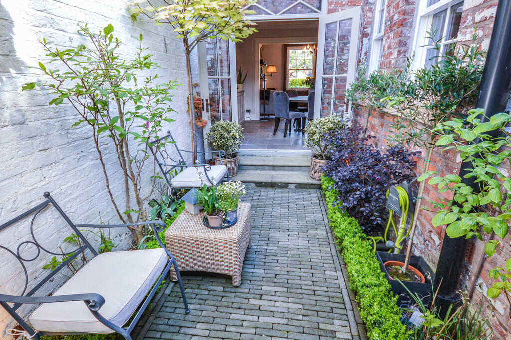 Courtyard Garden 