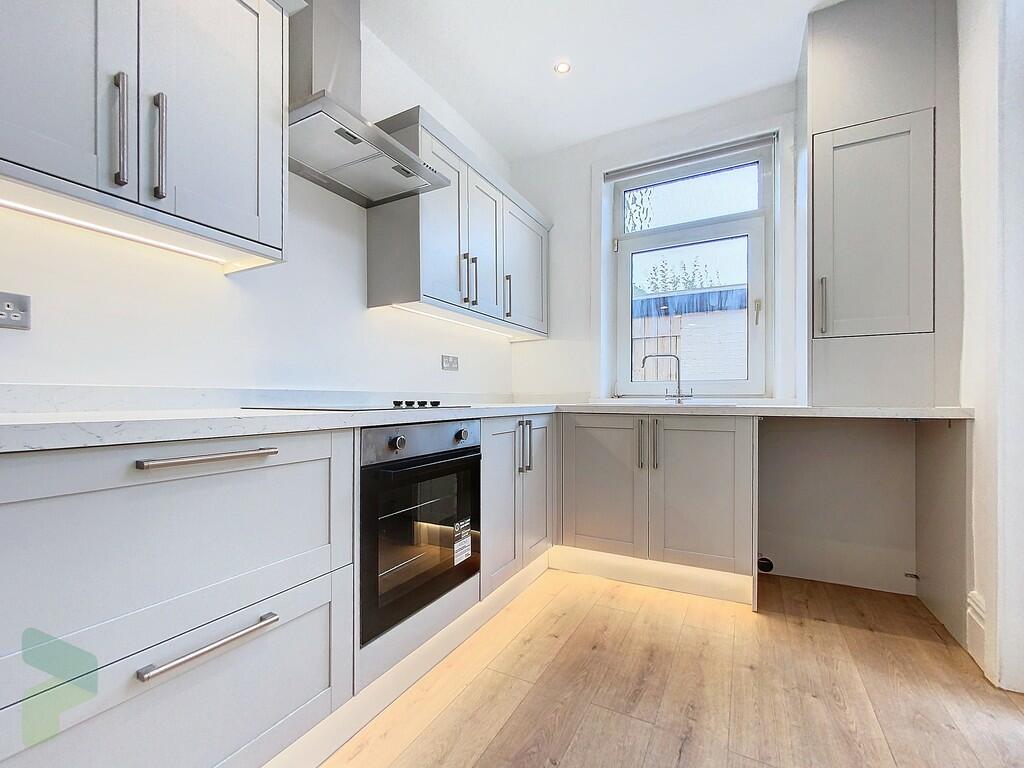 Fully Fitted Kitc...