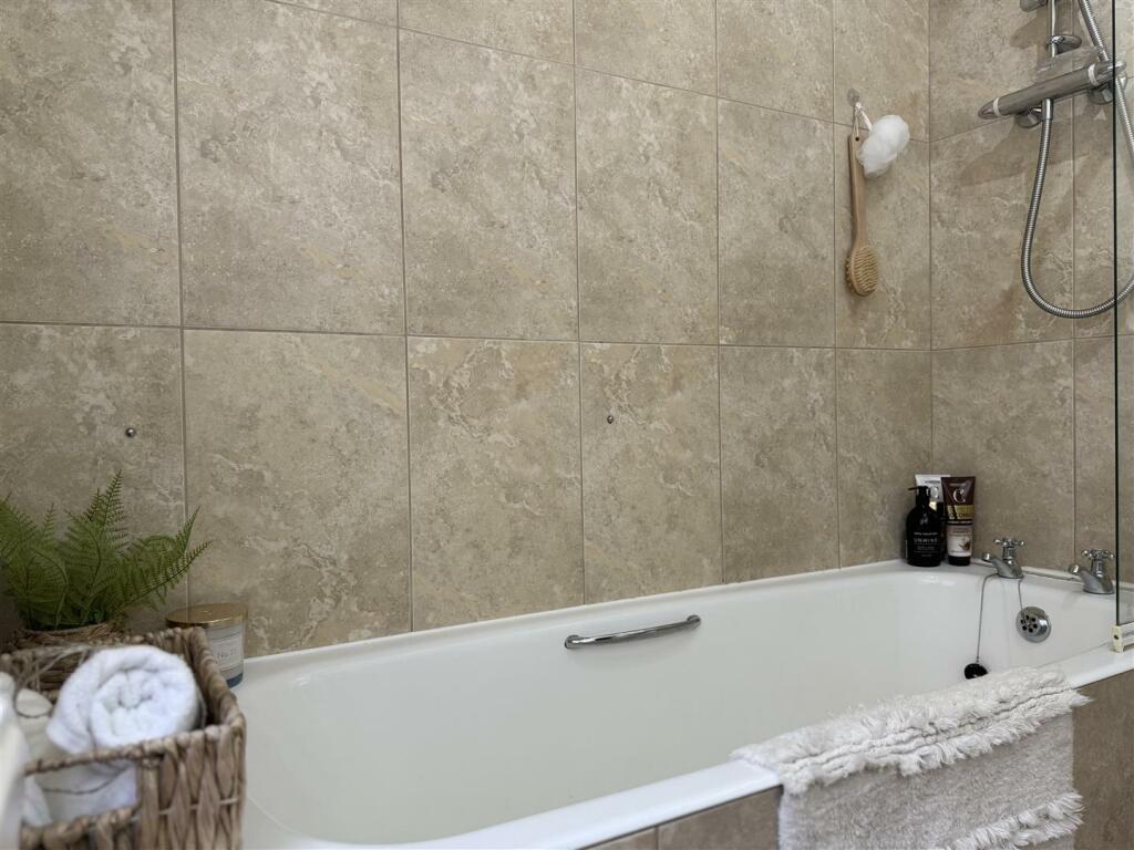 BATHROOM/WC