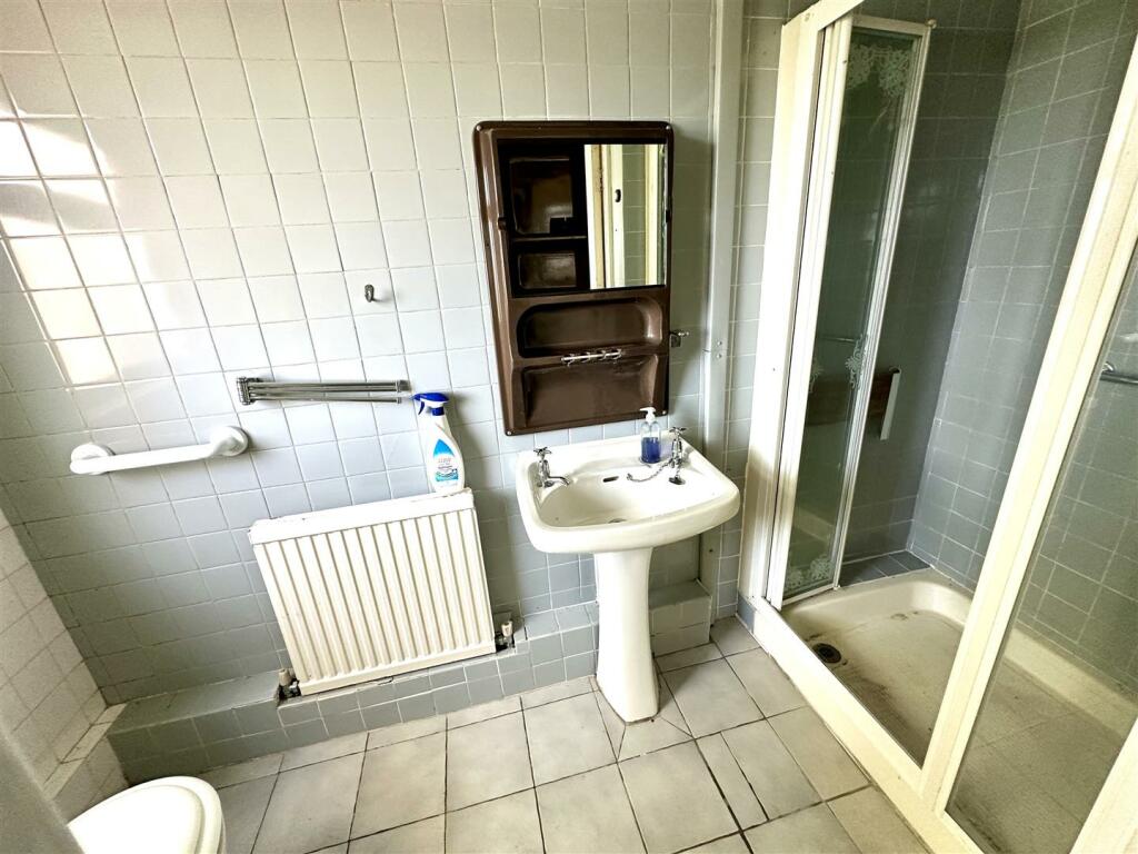 SHOWER ROOM