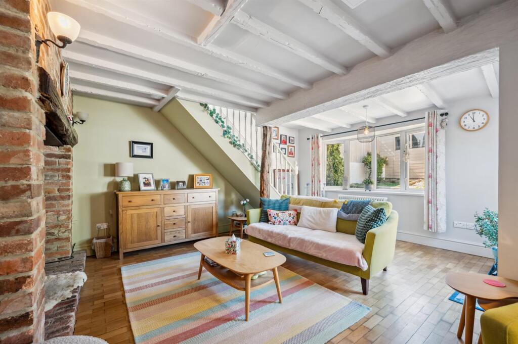 Lounge towards window.jpg