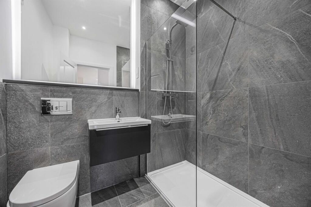 Bathroom (Shower Roo