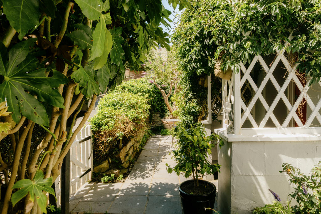 Croft-Hastings-WestHillCottage-Exterior-11