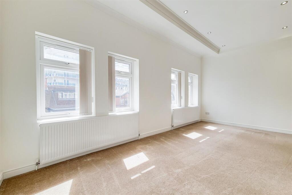 5_Main Bedroom-0.jpg