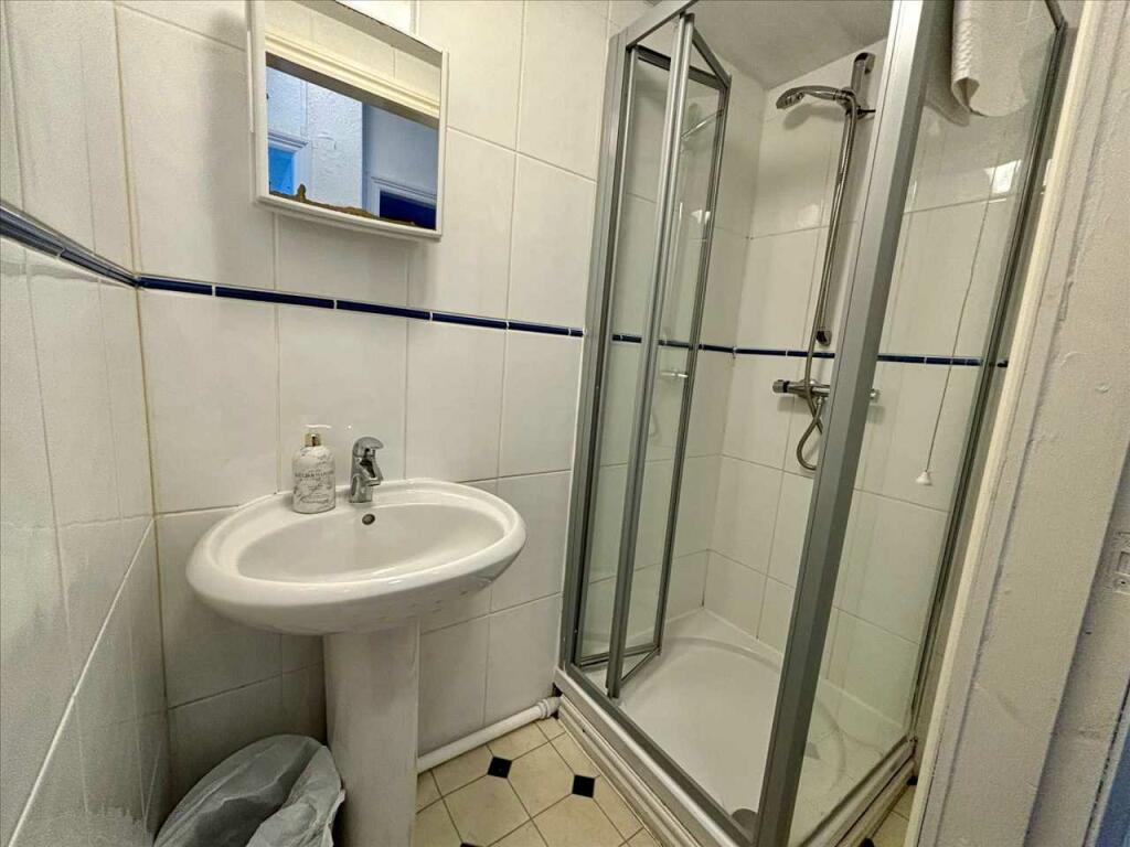 SHOWER ROOM TOP