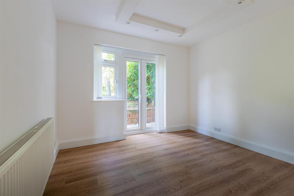 Carisbrooke Way 13a-8.jpg