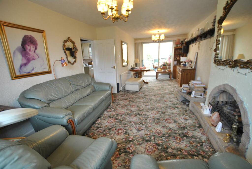 LOUNGE/DINING ROOM
