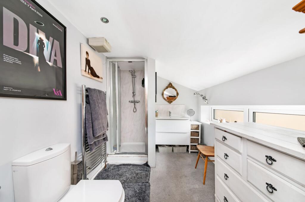 EN SUITE SHOWER ROOM