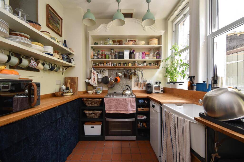 Kitchen &amp; dining room