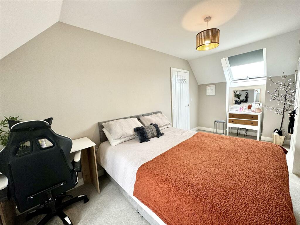 BEDROOM 4